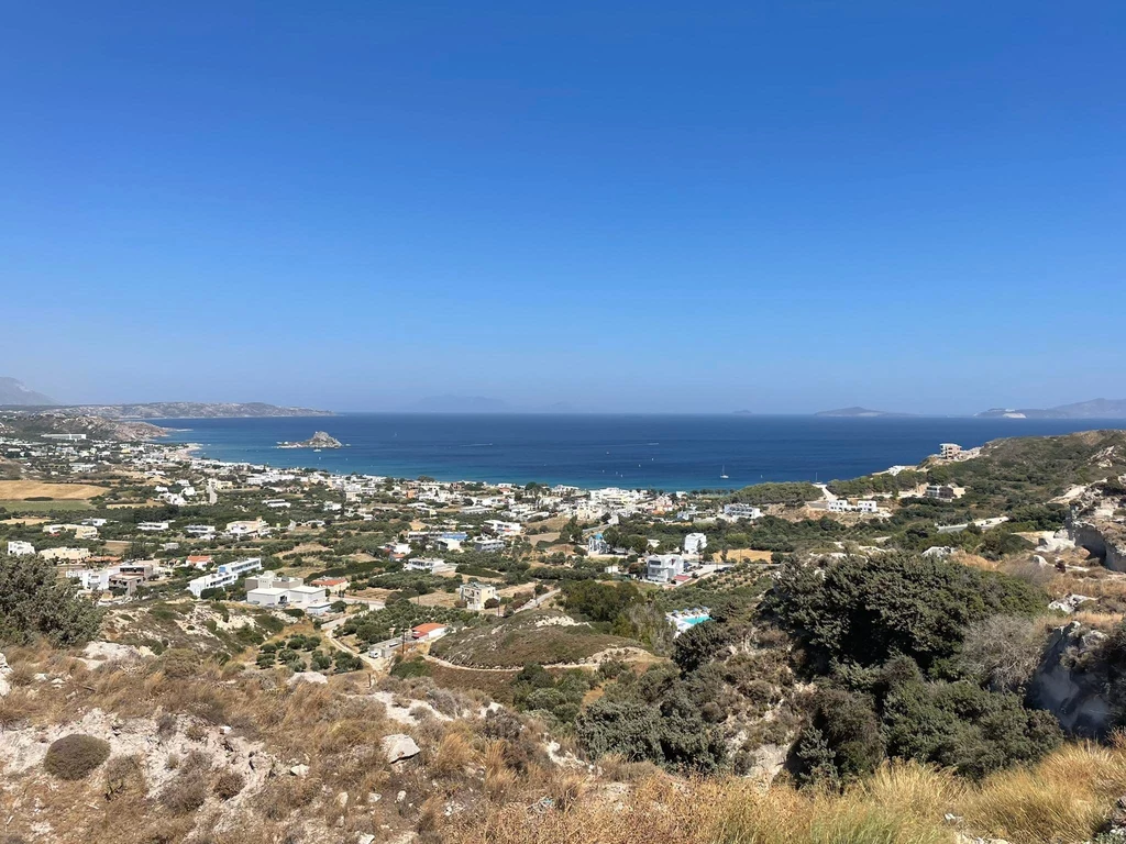 Widok na półwysep Kefalos i wysepkę Kastri ze wzgórza