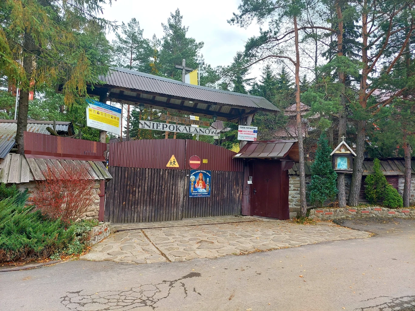 Wejście do pustelni Niepokalanów, stworzonej przez księdza Natanka Wejście do pustelni Niepokalanów, stworzonej przez księdza Natanka