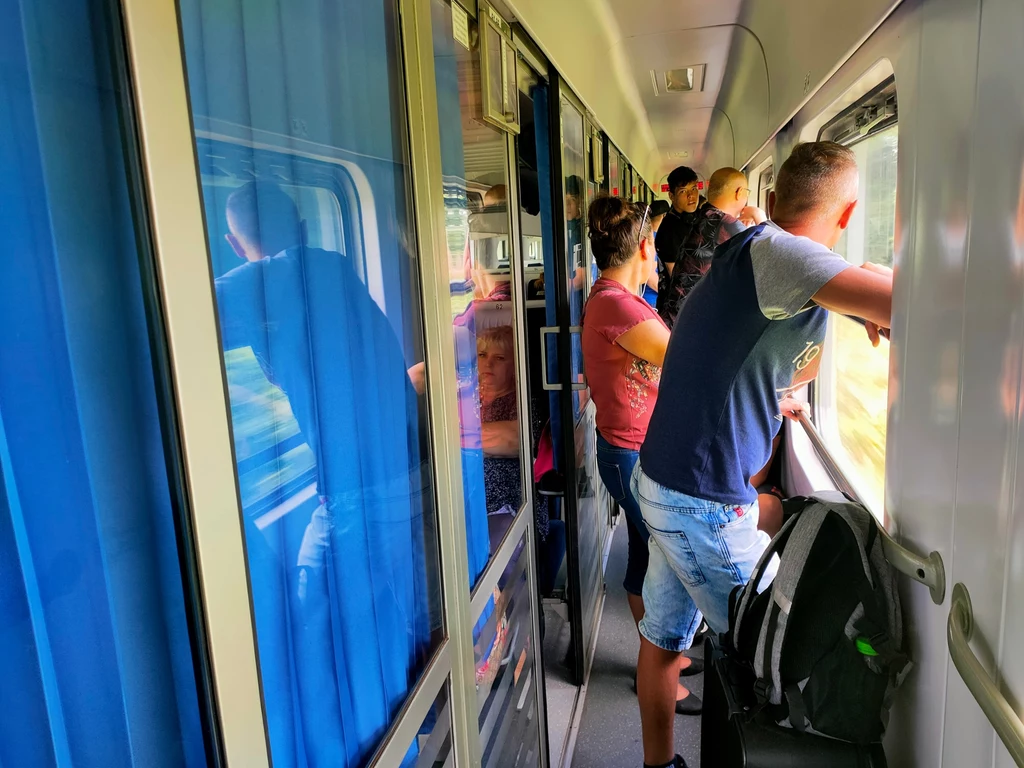 Pasażerowie stojący w korytarzu w TLK "Wyczółkowski" Pasażerowie stojący w korytarzu w TLK "Wyczółkowski"