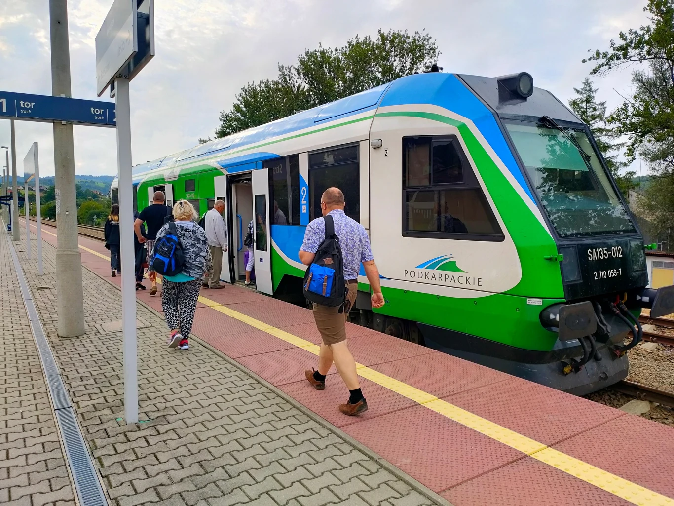 Podkarpacki szynobus na stacji Strzyżów nad Wisłokiem