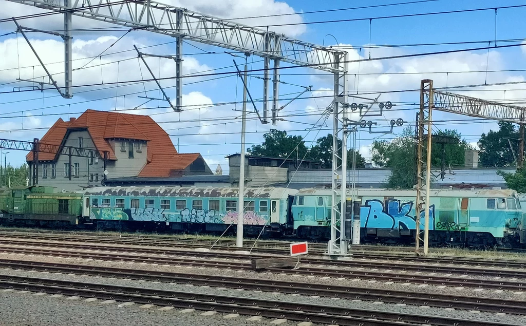 Zdewastowany duch dawnej kolei, widoczny chwilę po odjeździe ze Świnoujścia Zdewastowany duch dawnej kolei, widoczny chwilę po odjeździe ze Świnoujścia
