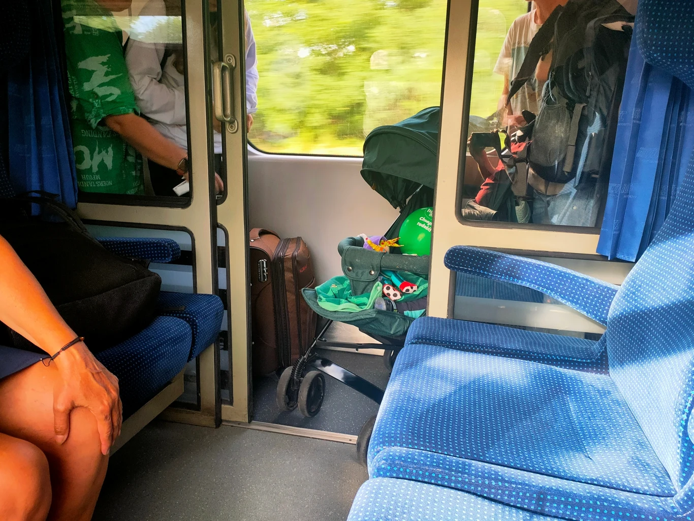 Również we "Lwów Expressie" zabrakło miejsc siedzących dla wszystkich chętnych. Te widoczne na zdjęciu wkrótce zajęły osoby z miejscówkami