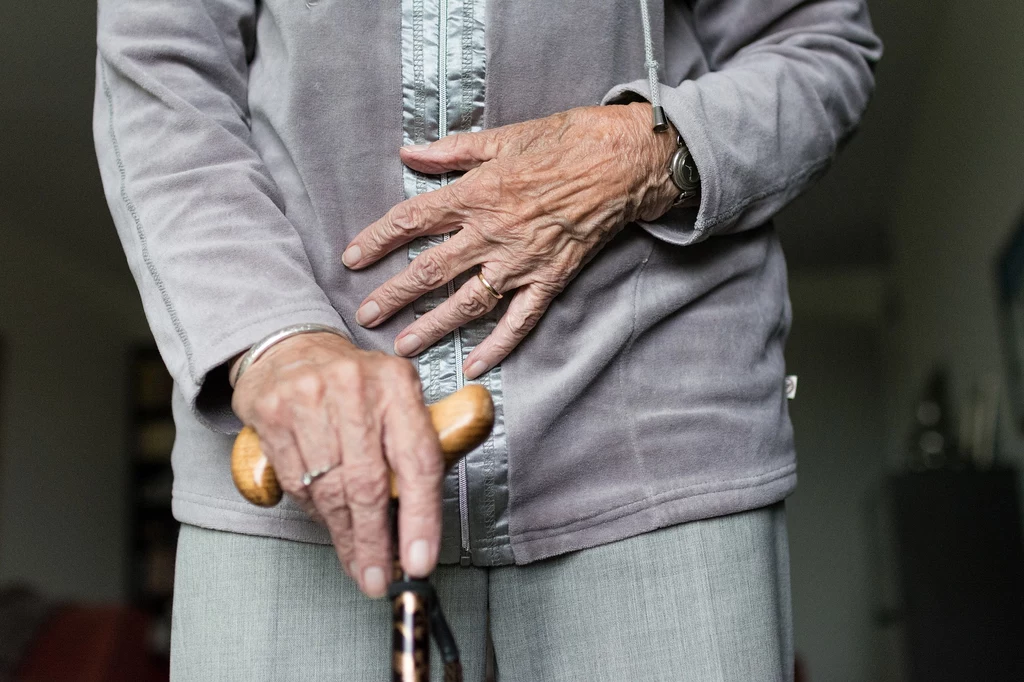 Świadczenie 500 plus dla seniorów przysługuje osobom, które nie są zdolne do samodzielnej egzystencji ze względu na zaawansowany wiek lub niepełnosprawność, a ich dochody nie przekraczają ustalonego progu