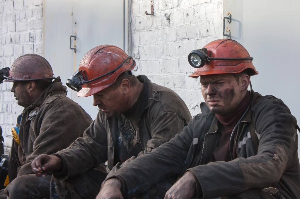 Górnicy obawiają się, że rząd chce ich wykorzystać do krótkotrwałego zwiększenia wydobycia węgla w najbliższych kilku latach, żeby zażegnać obecny kryzys, po czym szybko wrócić do polityki likwidacji górnictwa węgla kamiennego na rzecz gazu (zdj. ilustracyjne)