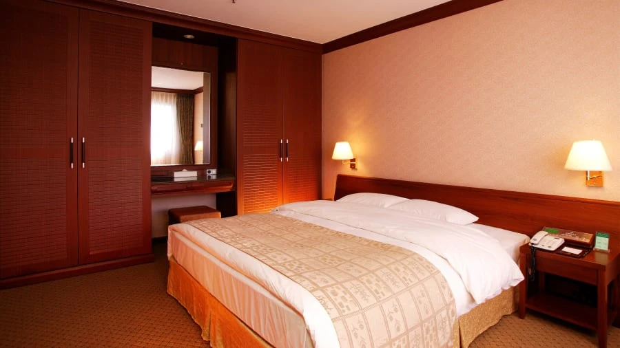 Goście pływającego hotelu od samego początku skarżyli się na chorobę morską. Hotel bujał się od wiatru i fal.