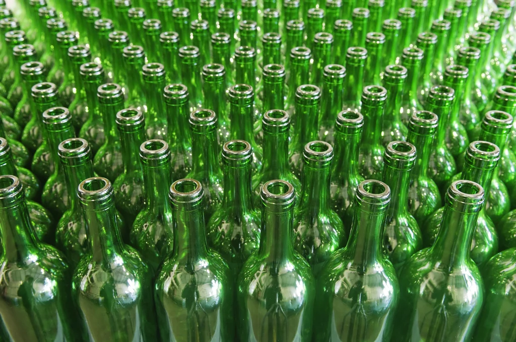 Przedsiębiorcy twierdzą, że w polskich sklepach nie ma miejsca na szklane butelki oddawane przez klientów w ramach systemu kaucyjnego. Ministerstwo Klimatu i Środowiska sądzi inaczej