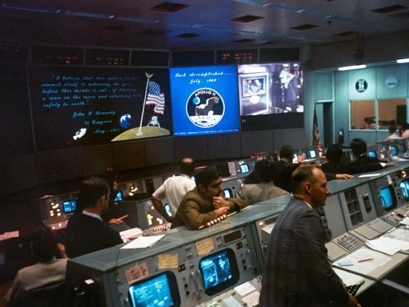 Centrum Kontroli Lotów Kosmicznych w Houston powstało w 1963 roku jako część programu Apollo Centrum Kontroli Lotów Kosmicznych w Houston powstało w 1963 roku jako część programu Apollo