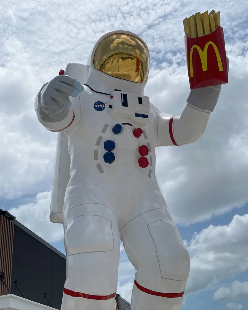 Pomnik Astronauty przed restauracją McDonald`s w Houston to jedna z największych atrakcji turystycznych miasta / zdjęcie: Miasto Nassau Bay