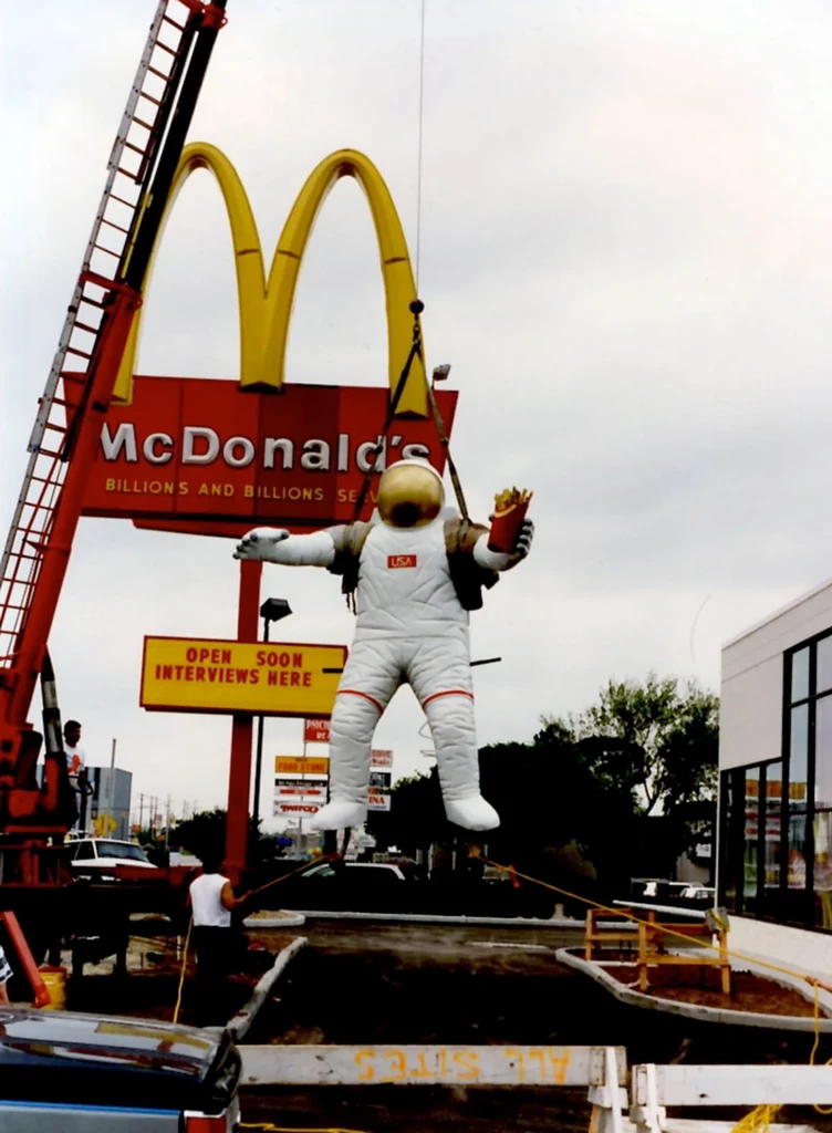 Pierwszy pomnik astronauty stanął w 1995 roku przed restauracją McDonald's przy NASA Road 1 w Houston w Teksasie, w pobliżu Space Center Houston i NASA Johnson Space Center. / (Źródło zdjęcia: Bent Fabrication Studio)