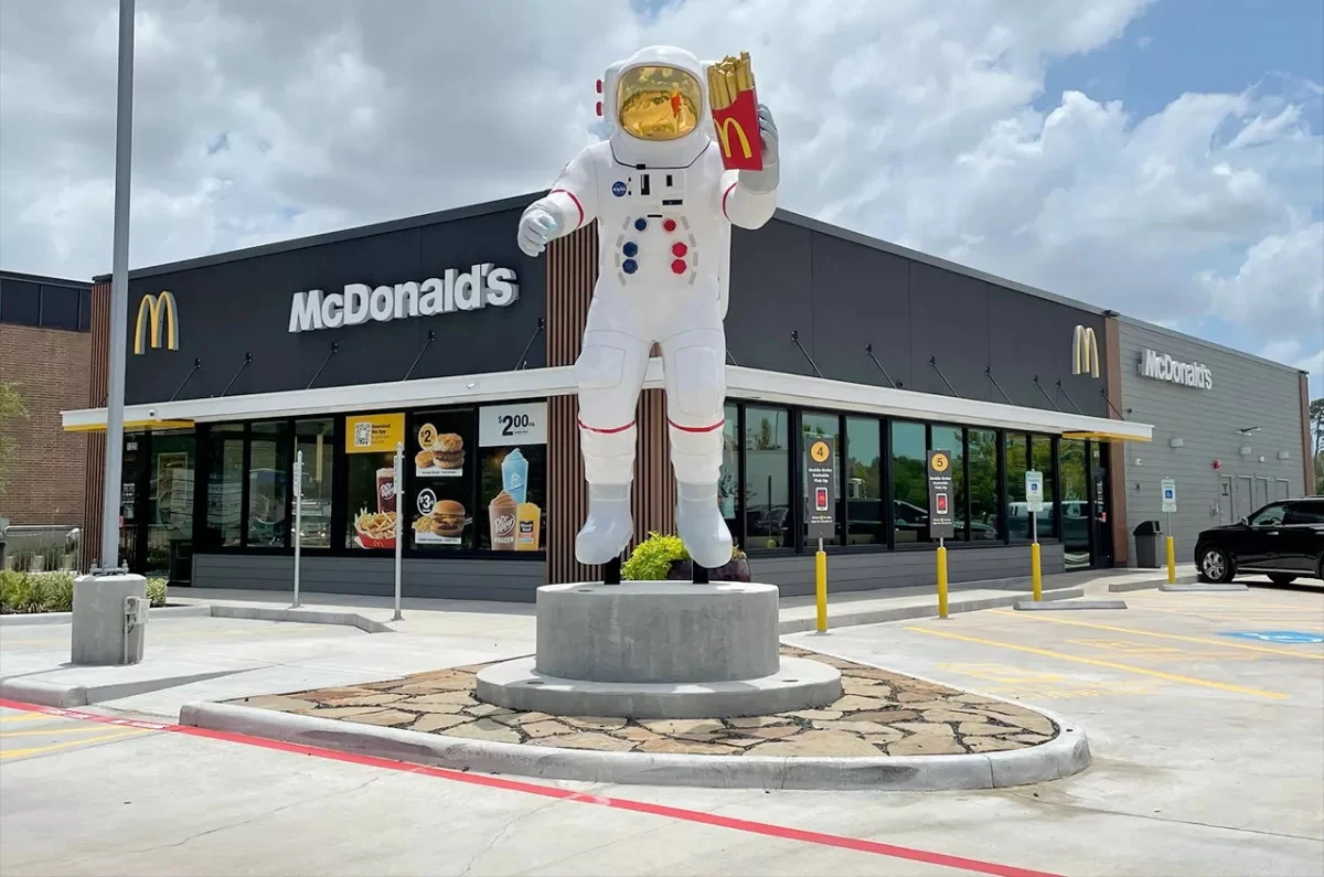 Nowy pomnik astronauty Apollo przy restauracji McDonald's w Nassau Bay w Teksasie został odsłonięty w poniedziałek 19 lipca 2022 r., zaledwie dwa dni przed 53. rocznicą pierwszego lądowania na Księżycu Apollo 11.(Źródło zdjęcia: Miasto Nassau Bay) Nowy pomnik astronauty Apollo przy restauracji McDonald's w Nassau Bay w Teksasie został odsłonięty w poniedziałek 19 lipca 2022 r., zaledwie dwa dni przed 53. rocznicą pierwszego lądowania na Księżycu Apollo 11.(Źródło zdjęcia: Miasto Nassau Bay)