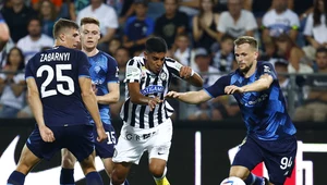 Tomasz Kędziora walczy o piłkę z rywalem ze Sturmu Graz