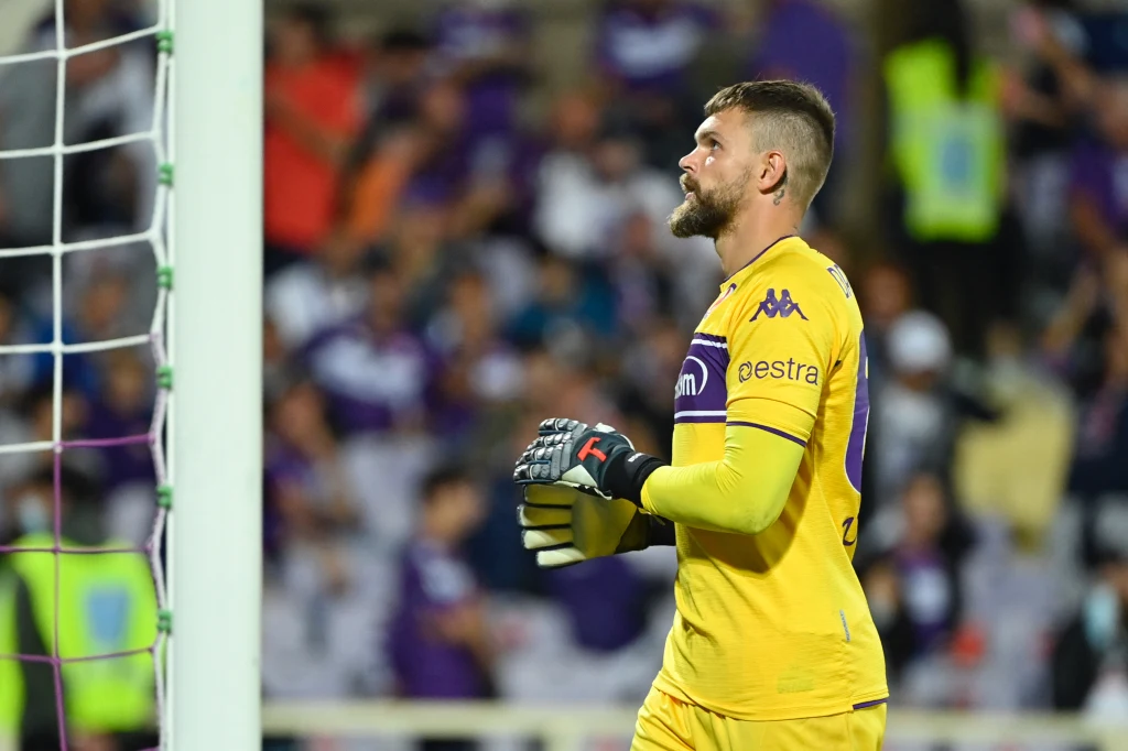 Bartłomiej Drągowski na koniec negocjacji na linii Fiorentina - Spezia musiał się jeszcze sporo podenerwować...
