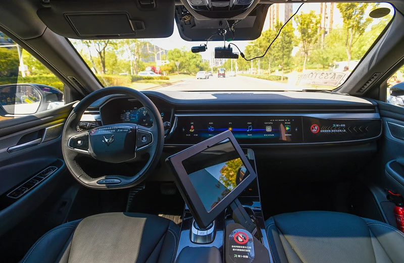 W chińskich taksówkach bez kierowcy pasażer będzie mógł kontrolować jazdę patrząc na duży monitor / foto: Baidu Intelligent Driving Group W chińskich taksówkach bez kierowcy pasażer będzie mógł kontrolować jazdę patrząc na duży monitor / foto: Baidu Intelligent Driving Group
