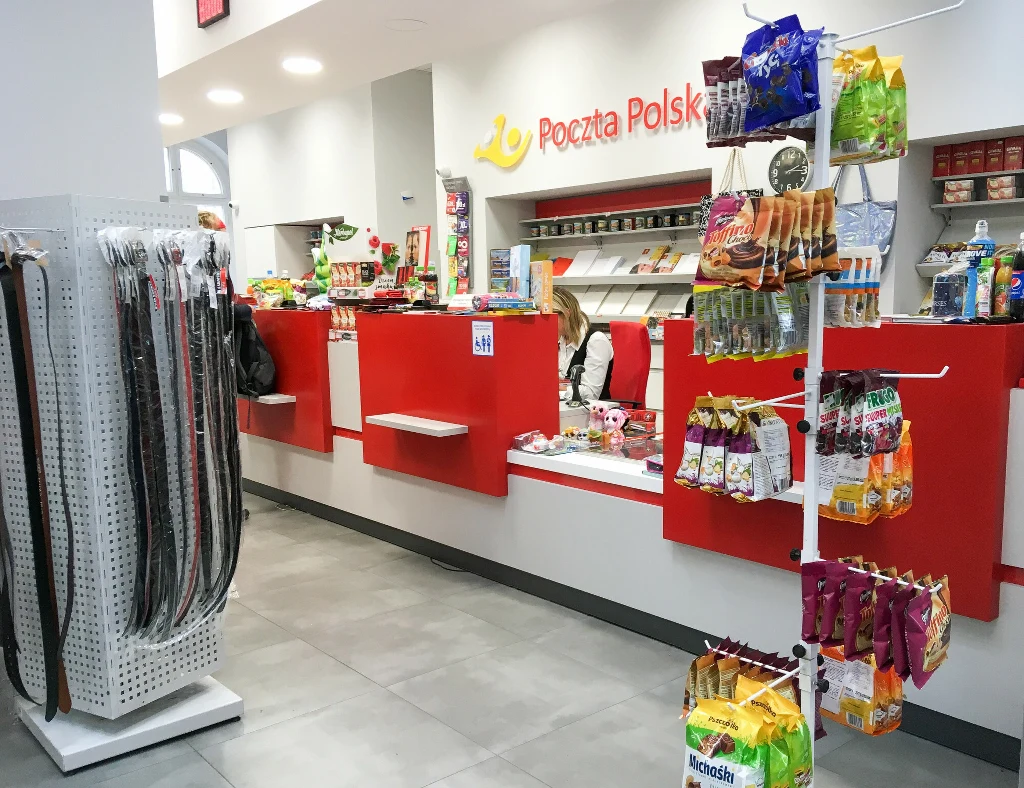 Poczta Polska obecnie handluje artykułami spożywczymi, pierwszej potrzeby, zabawkami. Rozwija również dystrybucję prasy (zdj. ilustracyjne)