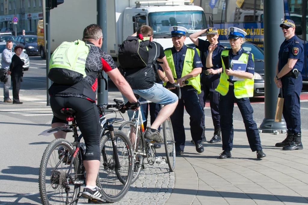 Policyjne kontrole rowerzystów są coraz częstsze - tym bardziej warto wiedzieć, jakie wyposażenie roweru jest obowiązkowe