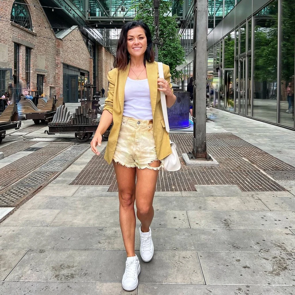 Katarzyna Cichopek w poszarpanych szortach w stylizacji na miasto Katarzyna Cichopek w poszarpanych szortach w stylizacji na miasto