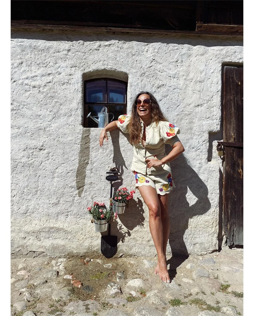 Anna Mucha w haftowanych szortach Anna Mucha w haftowanych szortach