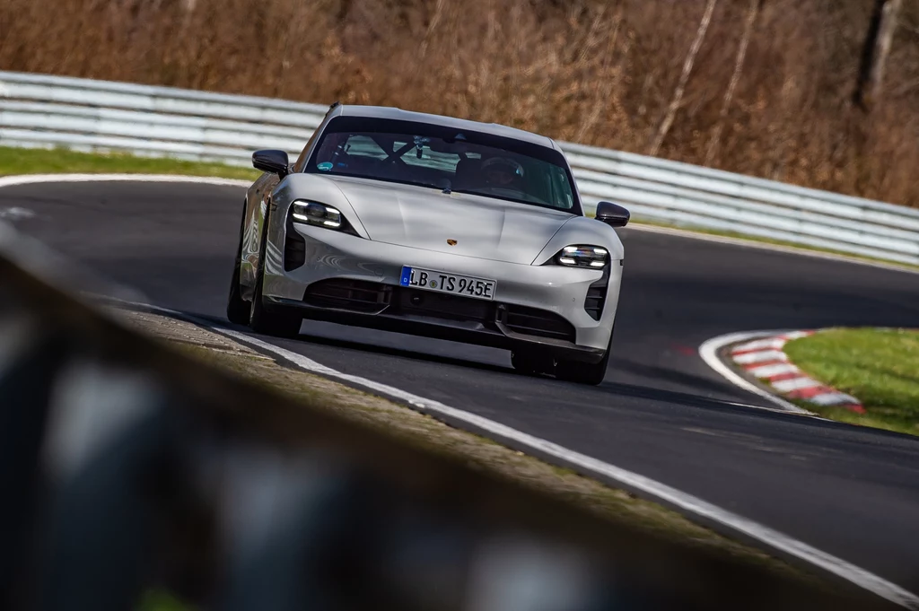 Porsche Taycan Turbo S na torze Nurburgring