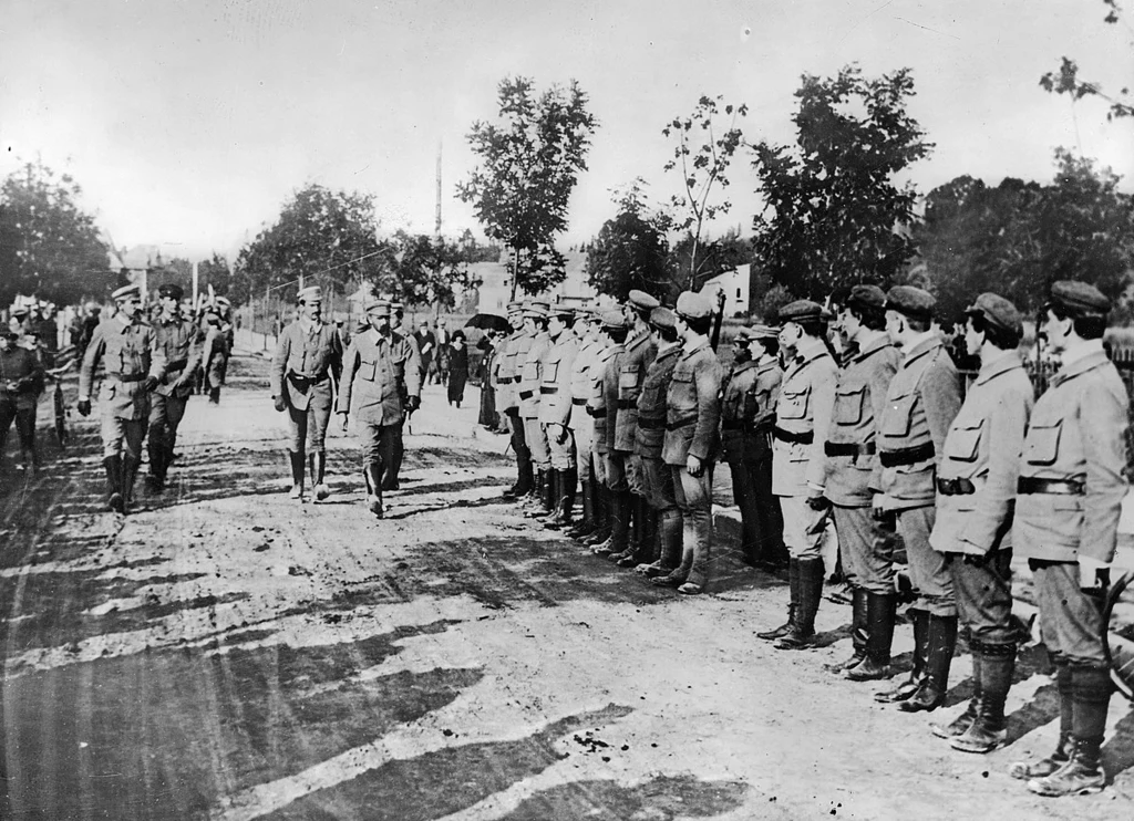 Józef Piłsudski i Kazimierz Sosnkowski przed frontem oddziału Związku Strzeleckiego. Zakopane, sierpień 1913