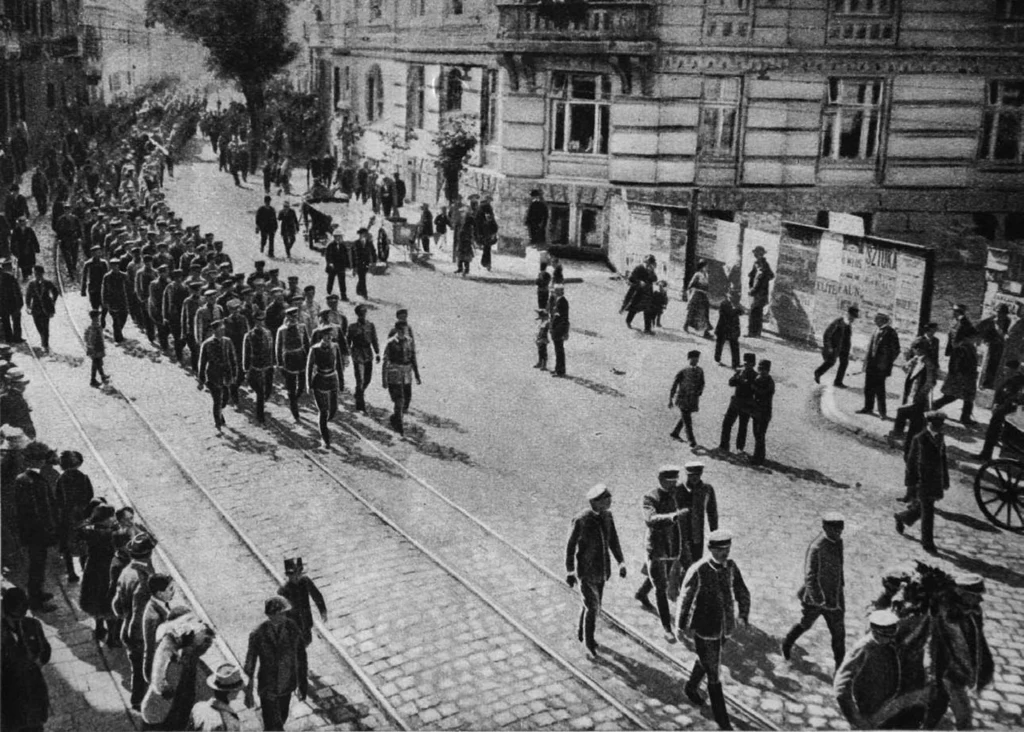 Przemarsz Związku Strzeleckiego przez Lwów 1913 z Józefem Piłsudskim na czele (z wyciągniętą ręką)