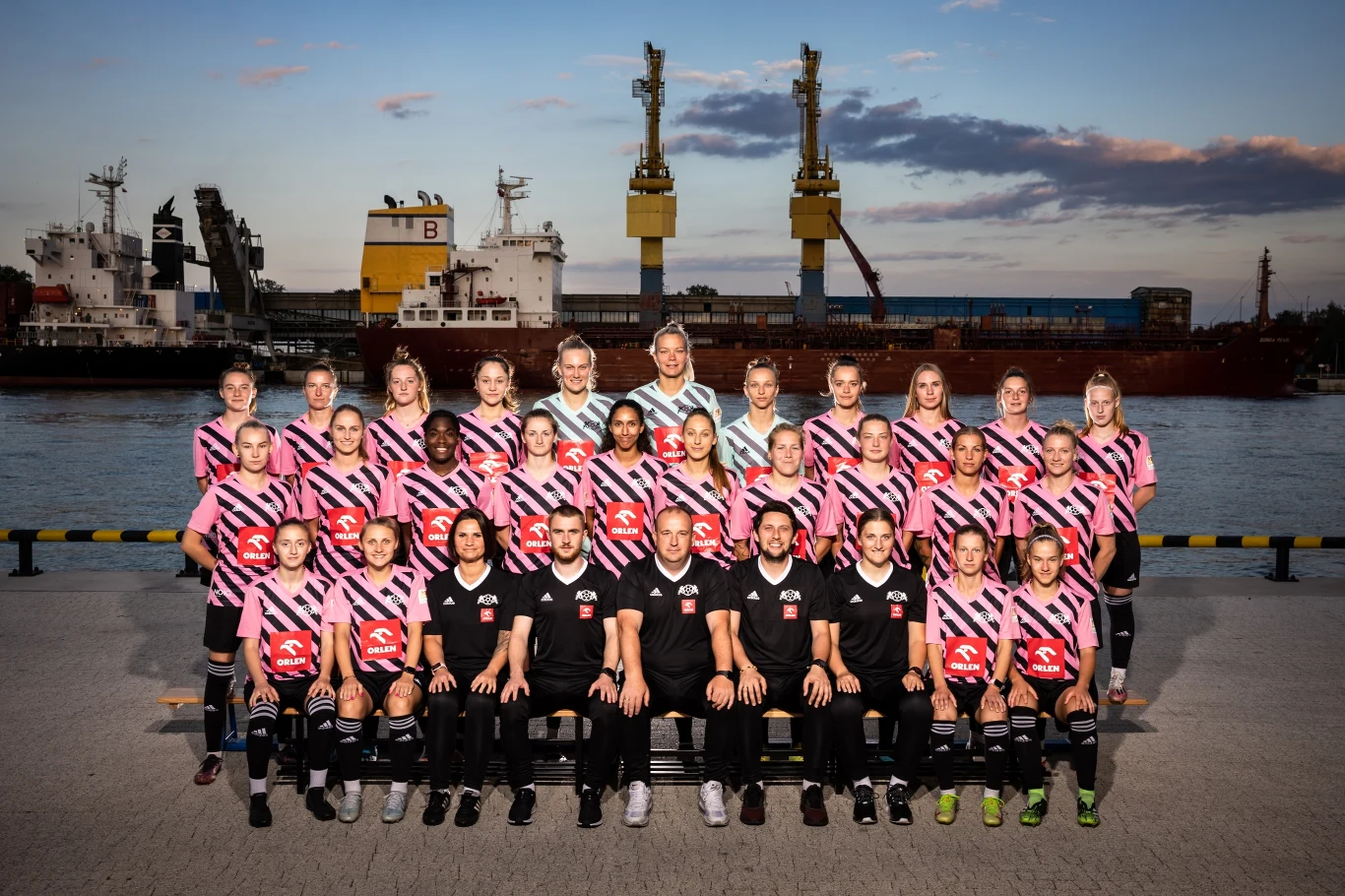Seniorki AP Orlen Gdańsk. Górny rząd od lewej: Zuzanna Grzywińska, Nadia Chaika, Zofia Okoń, Oliwia Gadawska, Marta Michlewicz, Jessica Ludwiczak, Emilia Krajewska, Kryspina Bukowska, Weronika Tarnawska, Aneta Plotzka, Julia Ignatowicz Środkowy rząd od lewej: Gabriela Zimecka, Olga Sirant, Kimberly Sanford, Zuzanna Karwacka, Clarissa Kirsch-Downs, Ewelina Piórkowska, Klaudia Dymińska, Marcelina Preuss, Klaudia Słowińska, Jagoda Szewczuk Dolny rząd od lewej: Julia Formela, Angelika Kołodziejek, Monika Truszkowska (fizjoterapeutka), Damian Fos (trener przygotowania motorycznego), Tomasz Borkowski (I trener), Andrzej Głowacki (II trener), Magda Kołacz (kierowniczka drużyny, trenerka bramkarek), Julia Włodarczyk, Anna Skrzypczyk Seniorki AP Orlen Gdańsk. Górny rząd od lewej: Zuzanna Grzywińska, Nadia Chaika, Zofia Okoń, Oliwia Gadawska, Marta Michlewicz, Jessica Ludwiczak, Emilia Krajewska, Kryspina Bukowska, Weronika Tarnawska, Aneta Plotzka, Julia Ignatowicz Środkowy rząd od lewej: Gabriela Zimecka, Olga Sirant, Kimberly Sanford, Zuzanna Karwacka, Clarissa Kirsch-Downs, Ewelina Piórkowska, Klaudia Dymińska, Marcelina Preuss, Klaudia Słowińska, Jagoda Szewczuk Dolny rząd od lewej: Julia Formela, Angelika Kołodziejek, Monika Truszkowska (fizjoterapeutka), Damian Fos (trener przygotowania motorycznego), Tomasz Borkowski (I trener), Andrzej Głowacki (II trener), Magda Kołacz (kierowniczka drużyny, trenerka bramkarek), Julia Włodarczyk, Anna Skrzypczyk