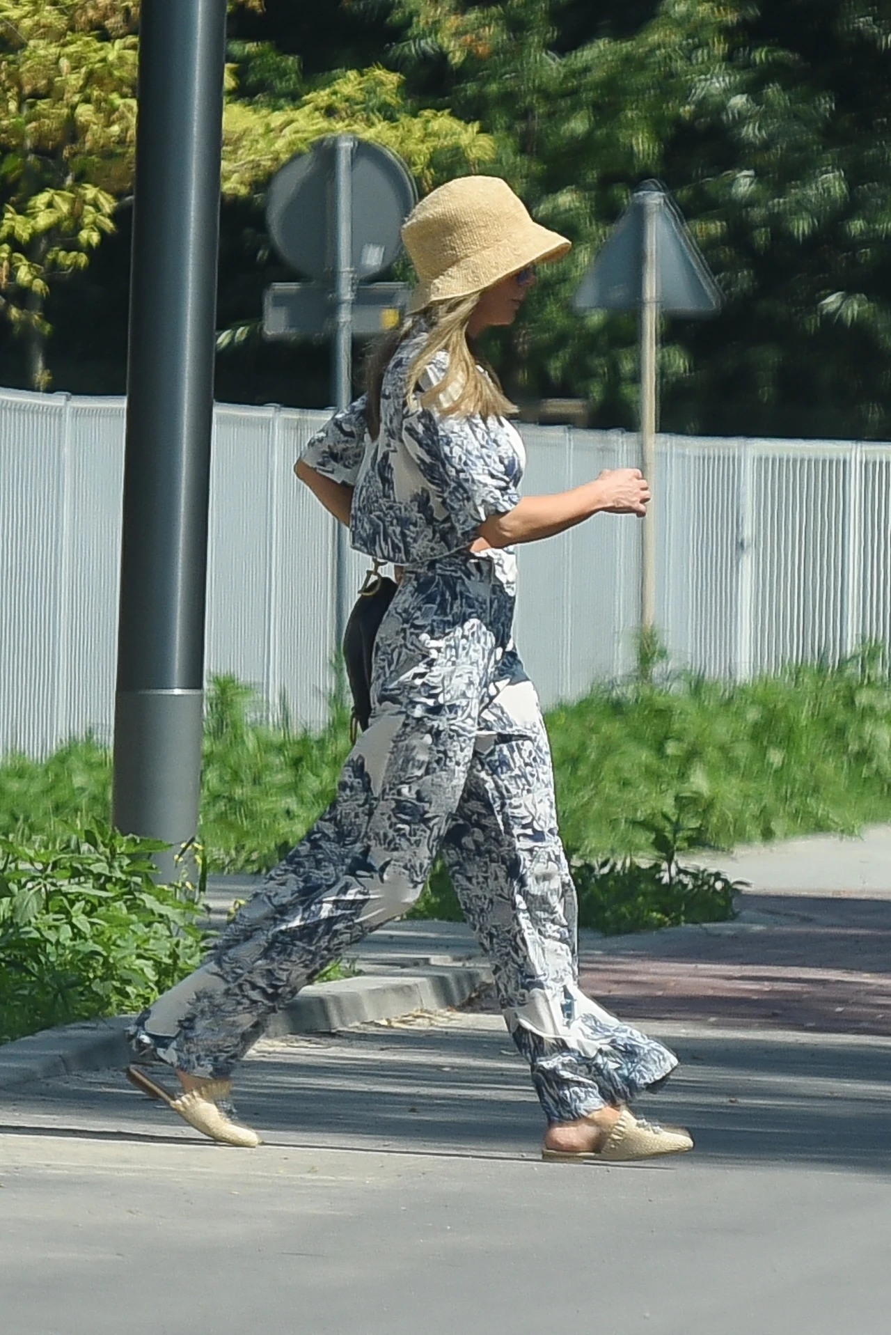 Celebrytka zasłoniła twarz kapeluszem oraz okularami słonecznymi