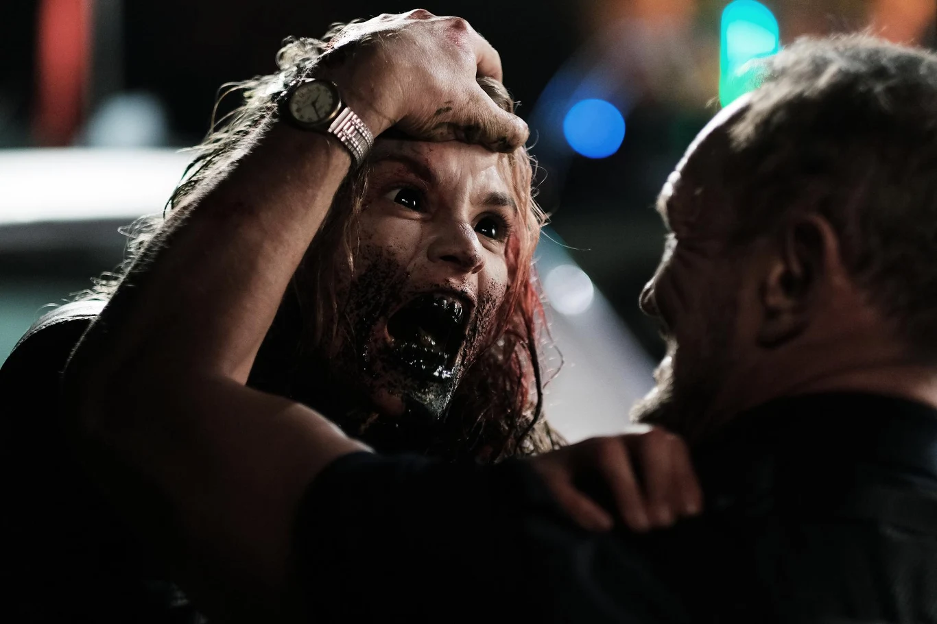 Z minuty na minutę całość jednak zaczyna wymykać się spod kontroli. W środku imprezy wybucha epidemia zombie. Bohaterowie muszą walczyć o życie. 