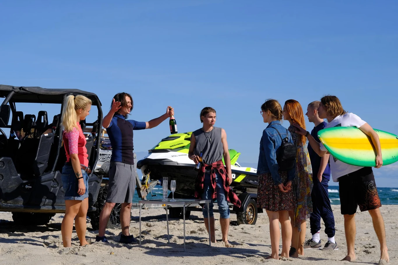 Czasem kac to nie najgorsze, co może ci się przydarzyć… "Apokawixa" to historia grupy maturzystów, którzy - zmęczeni kolejnymi lockdownami - postanawiają zorganizować nad morzem "melanż życia". Mimo niepokojąco wysokiego stężenia sinic w Bałtyku i przypadków dziwnych zakażeń początkowo wszystko idzie normalnie - plaża, taniec, seks, picie, miłosne uniesienia i rozczarowania. 