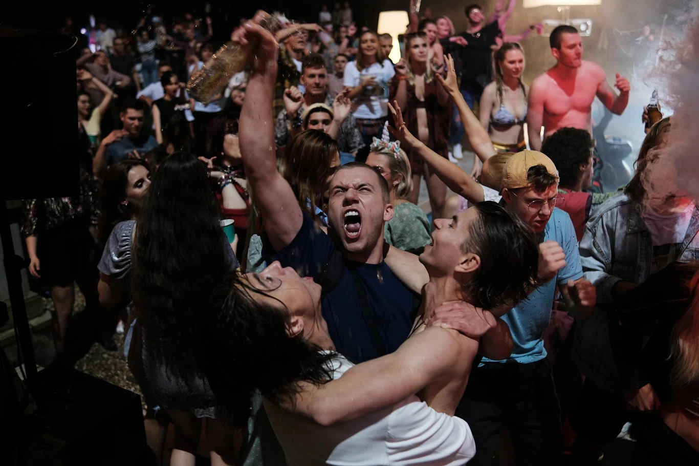 "To pierwszy polski film zombi. Jest to film rozrywkowy, psychodeliczno-przygodowy, o młodych, ale nie tylko dla młodych. Mam nadzieję, że widzowie będą się dobrze bawili podczas projekcji 'Apokawixy'" – mówi reżyser i współautor scenariusza, Xawery Żuławski, znany z takich tytułów, jak "Mowa ptaków" i "Wojna polsko-ruska".