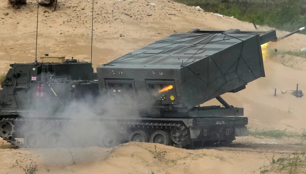 Wyrzutnia M270 MLRS należąca do brytyjskiej armii Wyrzutnia M270 MLRS należąca do brytyjskiej armii