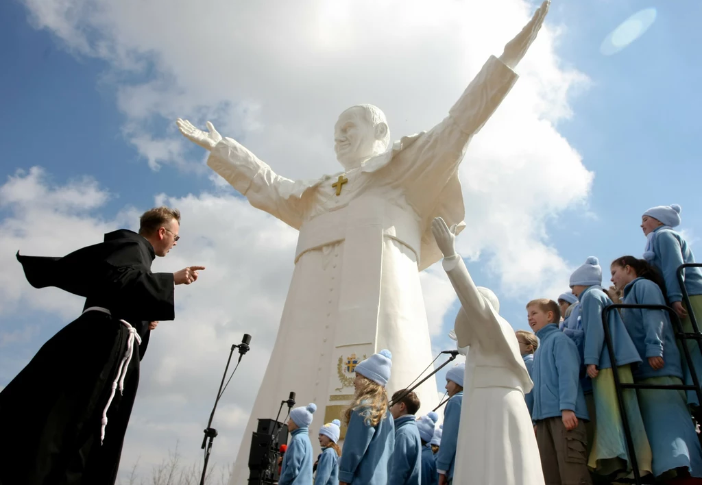 Pomnik papieża-giganta znajdował się w Parku Miniatur Sakralnych w Częstochowie. Tak wyglądało jego odsłonięcie w kwietniu 2013 roku