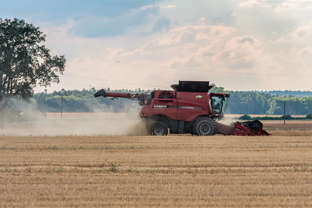 Nie żyje mężczyzna przejechany przez kombajn Nie żyje mężczyzna przejechany przez kombajn
