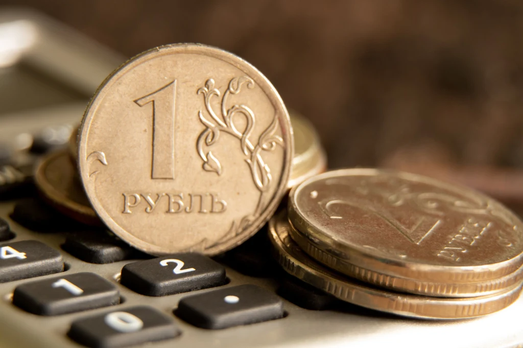 Kremlowska propaganda stara się wytłumaczyć Rosjanom, że spadek kursu rubla nie ma większego znaczenia. Zdj. ilustracyjne