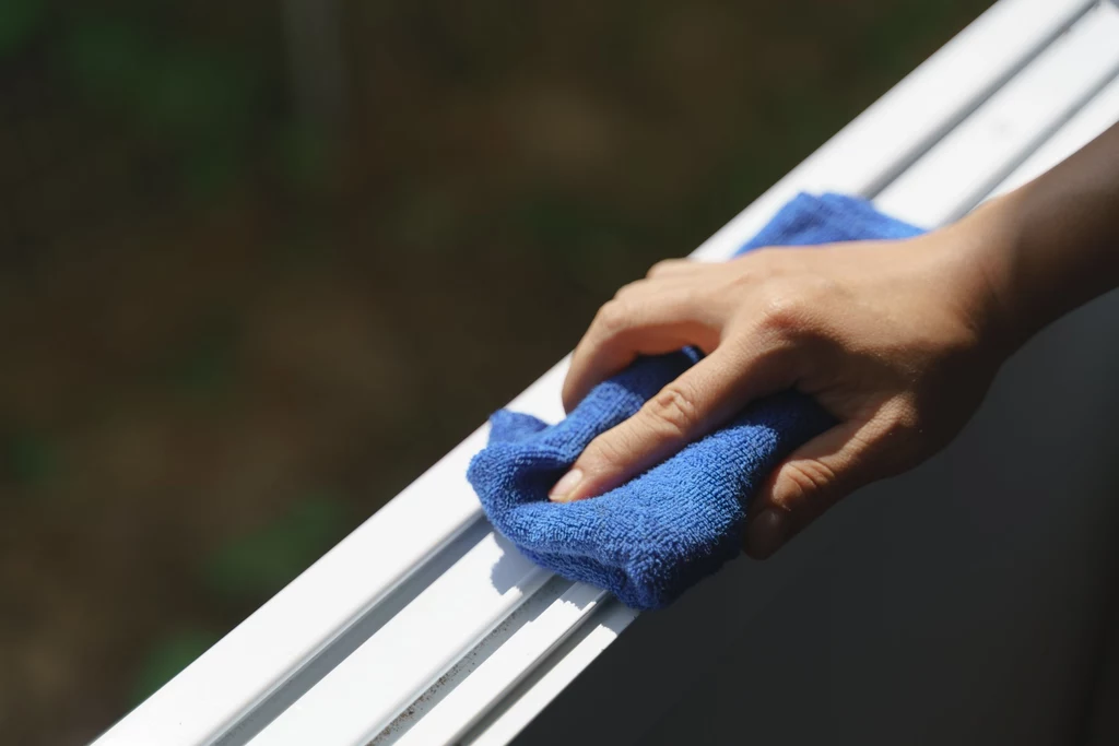 Okna najlepiej myć ściereczką z mikrofibry