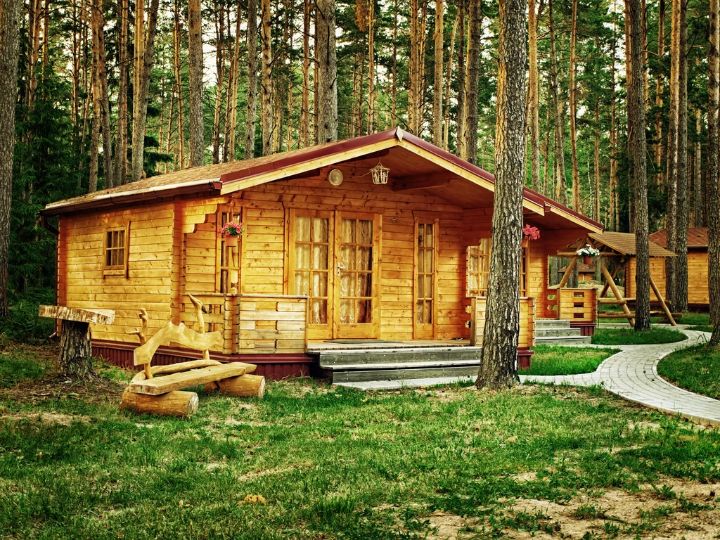 Apartamenty, kwatery, domki letniskowe oraz przeżywające swoisty renesans przyczepy kempingowe to miejsca, gdzie wypoczywamy równie chętnie jak w hotelach i wyspecjalizowanych ośrodkach