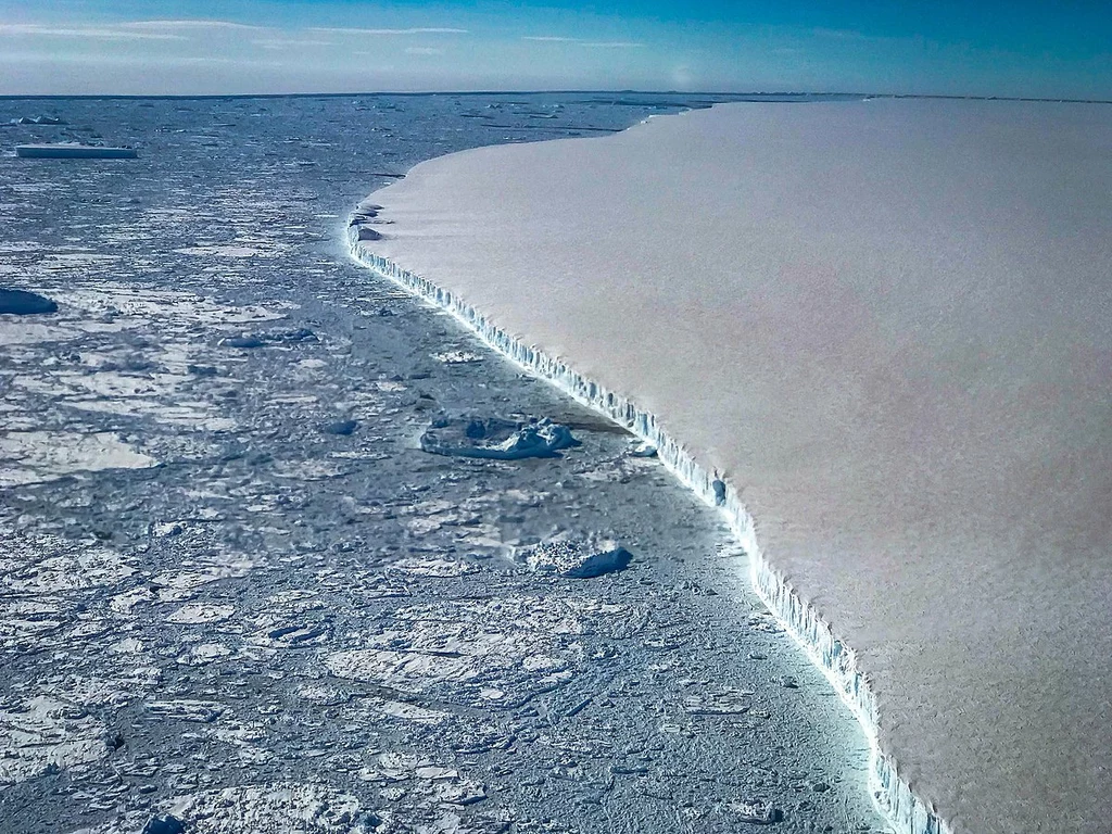 Największa góra lodowa na świecie A-68 w Arktyce. W chwili powstania miała 5800 km kw.