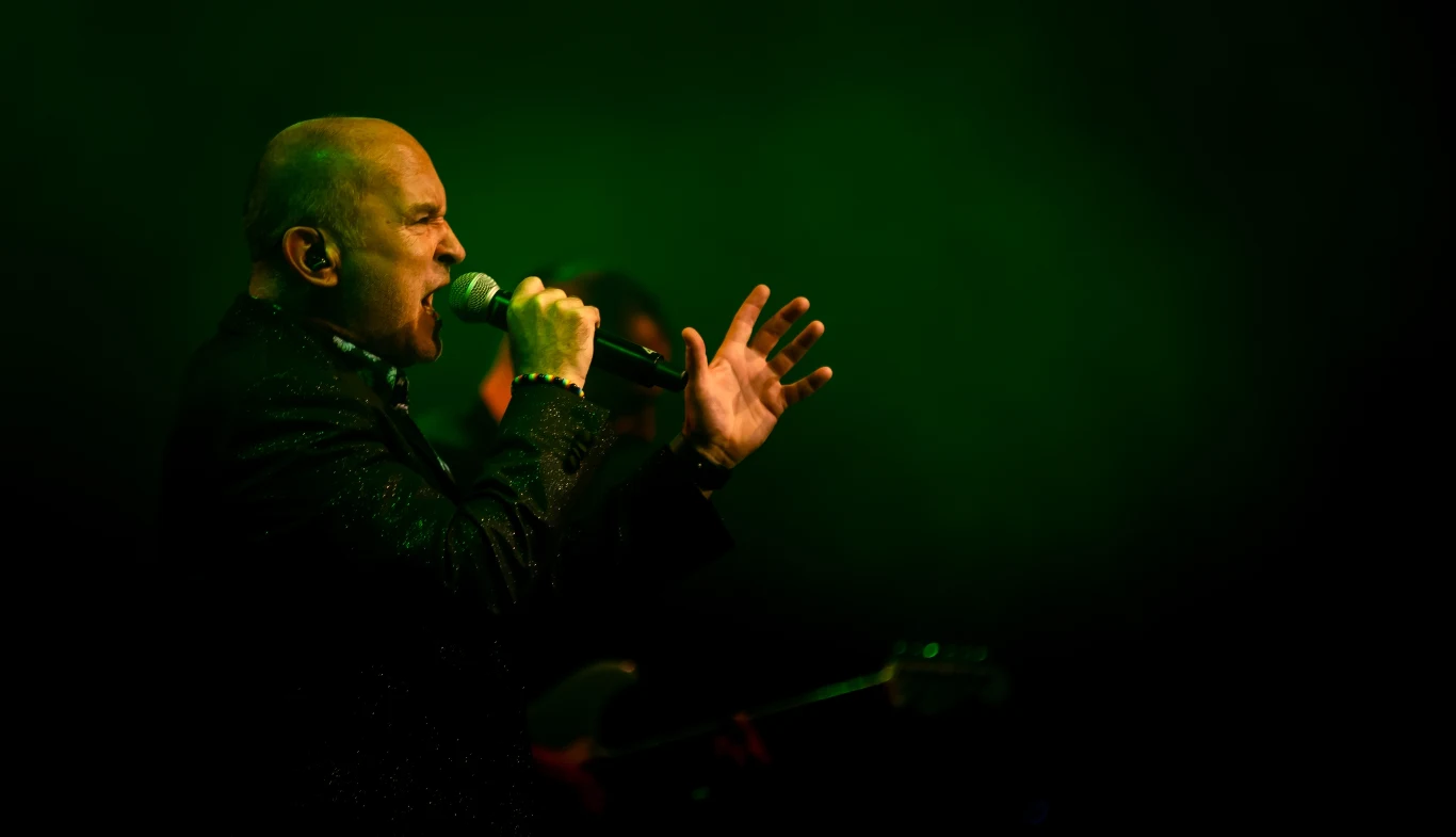 Andrzej Krzywy znany jest z występów w grupie De Mono