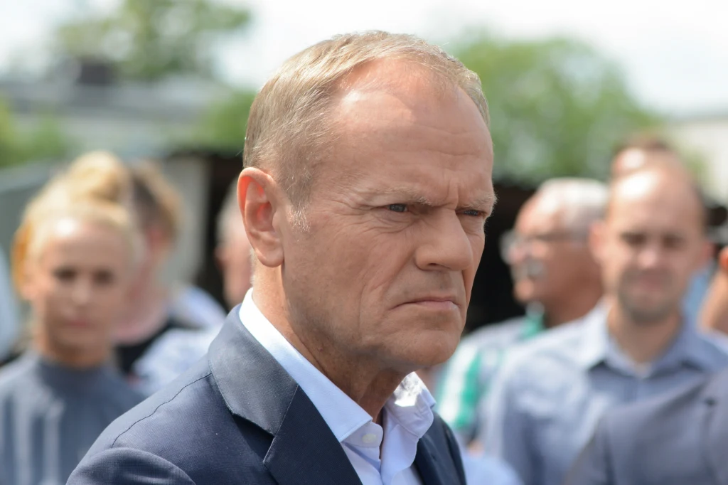 Tusk zaproponował czterodniowy tydzień pracy. Kto za, kto przeciw?
