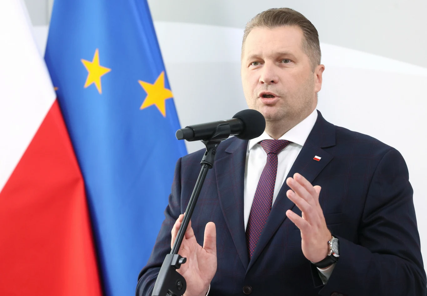 Przemysław Czarnek jest ministrem edukacji narodowej, która zatwierdziła podręcznik "Historia i Teraźniejszość" Przemysław Czarnek jest ministrem edukacji narodowej, która zatwierdziła podręcznik "Historia i Teraźniejszość"