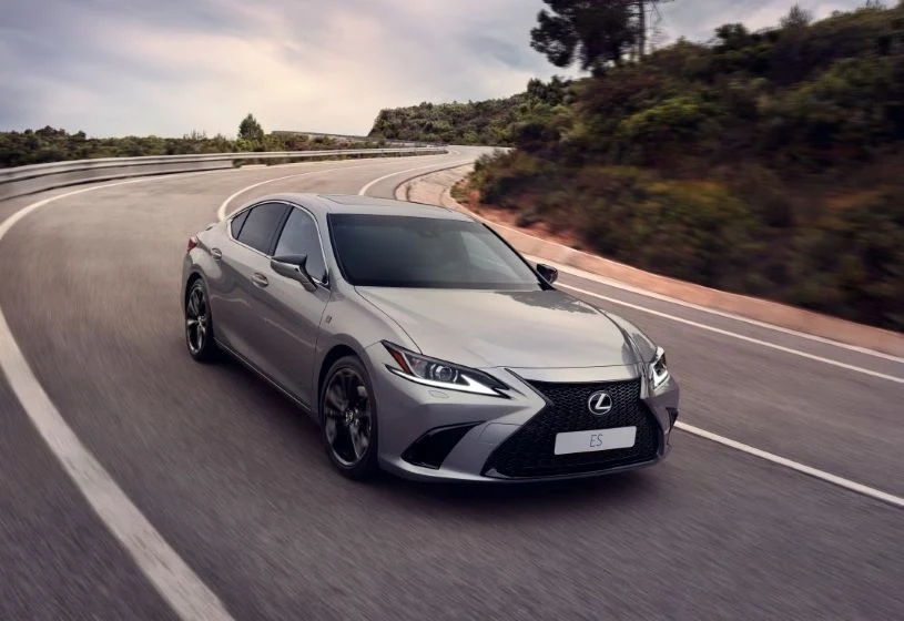 Lexus ES na rok modelowy 2023 przeszedł szereg modyfikacji. Lexus ES na rok modelowy 2023 przeszedł szereg modyfikacji.