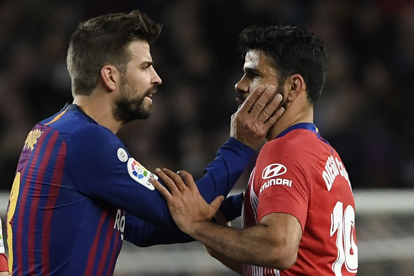 Diego Costa (z prawej) słynie z boiskowych awantur. Tu w konfrontacji z Gerardem Pique Diego Costa (z prawej) słynie z boiskowych awantur. Tu w konfrontacji z Gerardem Pique