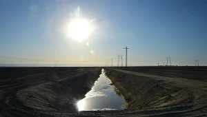 Gwałtowne deszcze i szybkie odprowadzenie wody ze środowiska powoduje, iż woda nie zatrzymuje się w środowisku, ale szybko odpływa do rzek, a następnie do Bałtyku.