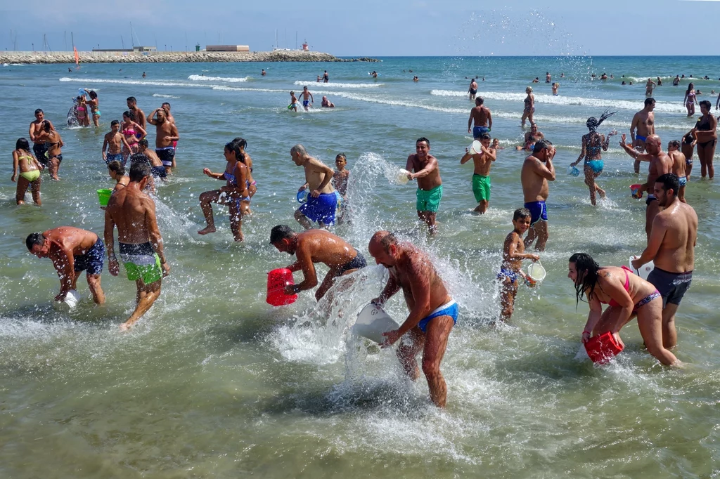 Ferragosto celebrowane jest przez Włochów między innymi oblewaniem wodą innych ludzi