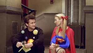 Lisa Kudrow w scenie z "Przyjaciół" w towarzystwie Seana Penna