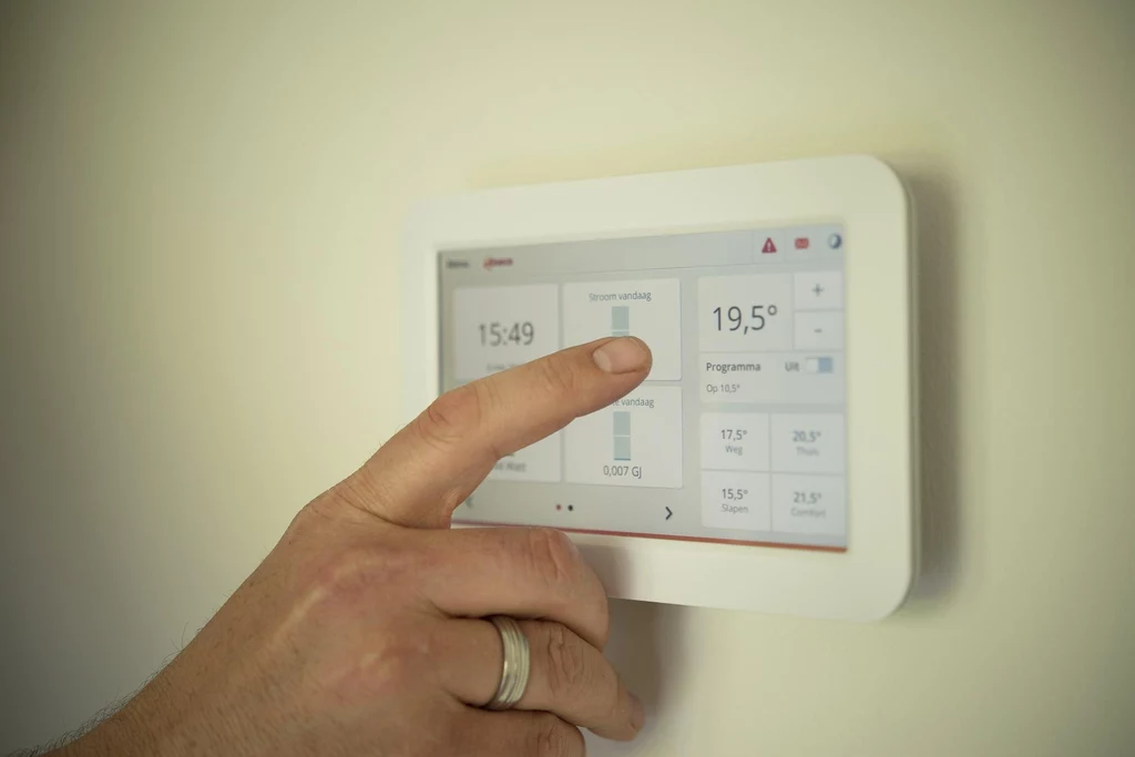 Systemy smart home pozwalają na ekonomiczne gospodarowanie energią  i umożliwiają oszczędzanie ciepła w domu