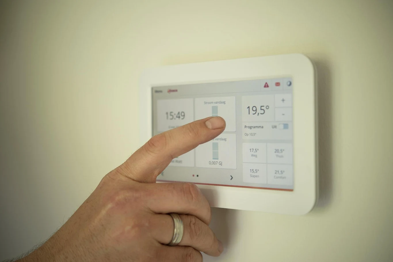 Systemy smart home pozwalają na ekonomiczne gospodarowanie energią i umożliwiają oszczędzanie ciepła w domu Systemy smart home pozwalają na ekonomiczne gospodarowanie energią i umożliwiają oszczędzanie ciepła w domu