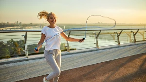 Jedno ćwiczenie, które najszybciej spala kalorie? Latem postaw na skakankę