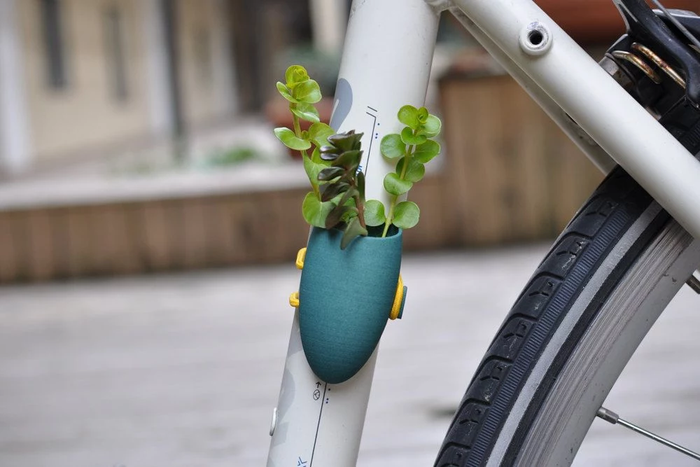 Trudno w to uwierzyć, ale rower może być jeszcze bardziej ekologiczny. Wystarczy zamontować na nim doniczkę z roślinką. I systematycznie ją podlewać