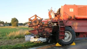 Filipów. Wypadek z udziałem kombajnu i samochodu osobowego