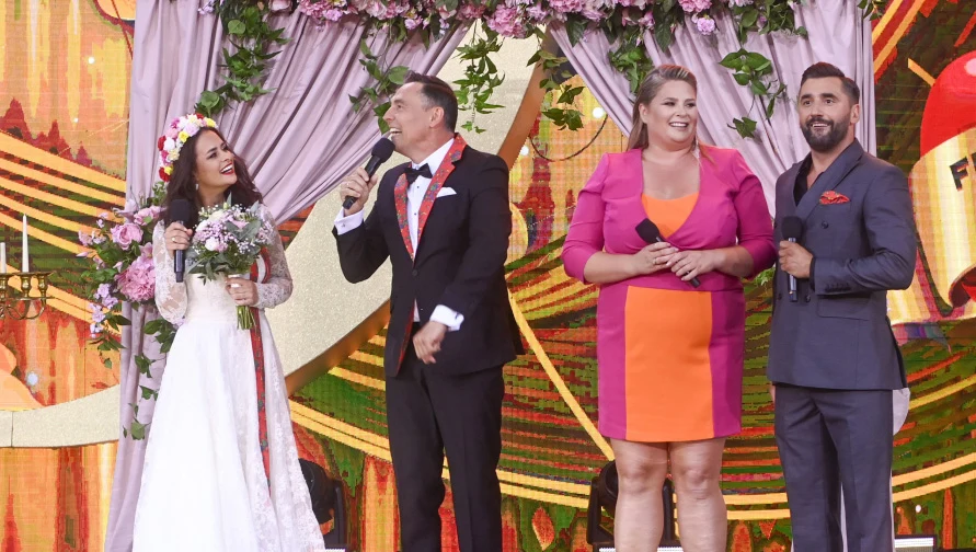 Elżbieta Romanowska i Rafał Maserak na scenie Festiwalu Weselnych Przebojów w Mrągowie Elżbieta Romanowska i Rafał Maserak na scenie Festiwalu Weselnych Przebojów w Mrągowie